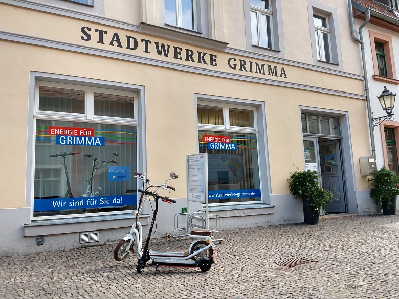 E-Scooter vor Geschäftstelle.jpg © Stadtwerke Grimma GmbH