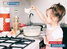 Ein kleines Mädchen steht vor einem Gasherd und rührt Pfannkuchenteig an. © Stadtwerke Grimma GmbH