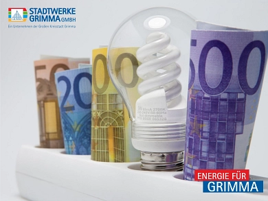 Eine Steckdosenleiste mit Geldscheinen und einer Glühbirne. © Stadtwerke Grimma GmbH