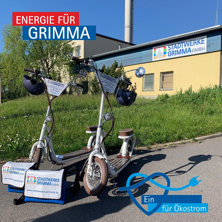 Zwei Roller stehen vor einer grünen Wiese. Der Slogan " Ein herz für Ökostrom" und "Energie für Grimma" ist zu sehen. © Stadtwerke Grimma GmbH