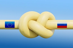 Eine Gasleitung mit Knoten, auf der Gasleitung sind die Fahnen der EU und Russlands um den aktuellen Sanktionsstreit zu symbolisieren.