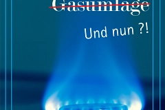 Gasumlage gekippt Man sieht eine blaue Flamme von einem Gasherd, die Flamme lodert recht hoch. Der Hintergrund ist bläulich. In weißer Schrift steht einmal das Wort "Gasumlage" durchgestrichenund darunter "Und nun?"