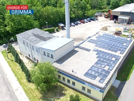 Eine weitere Luftaufnahme der PV Anlage auf dem Dach des Heizhauses © Stadtwerke Grimma GmbH