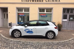 weißes Elektro-Auto vor unserem Büro in der Langen Straße in Grimma