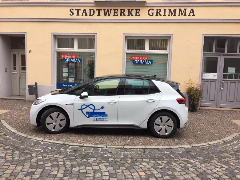 weißes Elektro-Auto vor unserem Büro in der Langen Straße in Grimma © Stadtwerke Grimma GmbH
