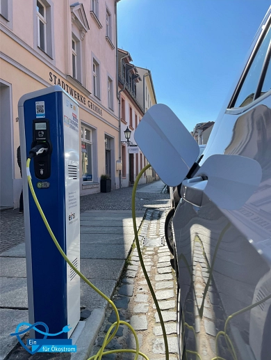 Ladesäule in benutzung, klarer Himmel, Sonnenschein, gelbes Kabel, elektroauto, id3, ladevorgang, fahrstrom
