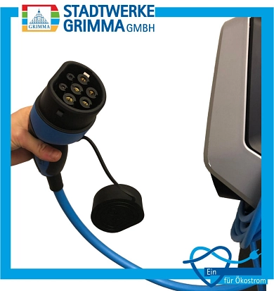 Eine Hand hält den Ladestecker samt hellblauem Kabel für eine Ladesäule. © Stadtwerke Grimma GmbH