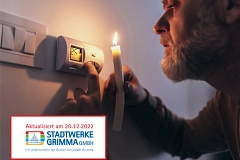 Meldungsbild Energiekrise 20 12 22 Ein Mann mit Kerze vor seiner Heizung, unser Symbolbild für die Energiekrise
