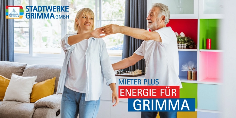 Ein älteres Paar tanzt beschwingt durch die eigenen vier Wände. © Stadtwerke Grimma GmbH