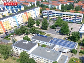 Luftaufnahme des Kitagebäudes mit Blick auf die Photovoltaikanlage auf dem Dach © Stadtwerke Grimma GmbH