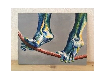 Ein Gemälde von zwei Füßen die auf einem Seil tanzen in blau und gelb Tönen.