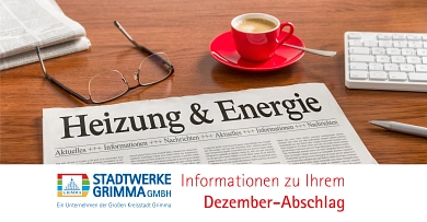 Eine Zeitung mit der Überschrift "Heizung und Energie" liegt auf einem Tisch, dahinter eine rote Kaffeetasse und weitere Zeitungen sowie eine Lesebrille. © Stadtwerke Grimma GmbH