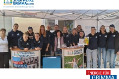 Stadtfest Grimma 2023 Zu sehen ist die erste Damenmannschaft des Volleyballvereins Grimma am Stand der Stadtwerke Grimma.