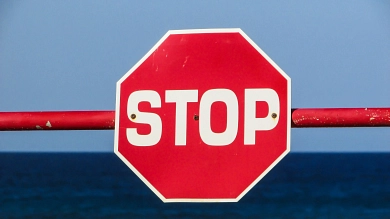 ein Stopschild an einer roten Reling © Bildrechte pixabay license von pixabay.com; Fotograf dimitrisvetsikas1969/16475