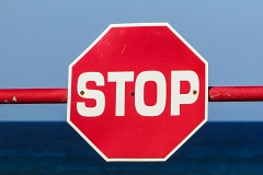 ein Stopschild an einer roten Reling