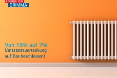 Ein Heizkörper vor einer orangen Wand, dazu in blauer Schrift der Text "Umsatzsteuersenkung beschlossen - von 19% auf 7%"