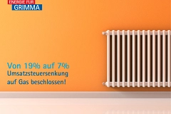 Umsatzsteuersenkung Gas 2022 Ein Heizkörper vor einer orangen Wand, dazu in blauer Schrift der Text "Umsatzsteuersenkung beschlossen - von 19% auf 7%"