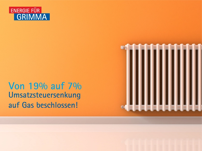 Ein Heizkörper vor einer orangen Wand, dazu in blauer Schrift der Text "Umsatzsteuersenkung beschlossen - von 19% auf 7%" © Stadtwerke Grimma GmbH