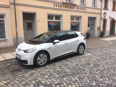 Ein weißer ID3, eines der ersten Elektro-Autos von Volkswagen auf einem Parkplatz vor den Stadtwerken Grimma GmbH © Stadtwerke Grimma GmbH