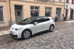 Ein weißer ID3, eines der ersten Elektro-Autos von Volkswagen auf einem Parkplatz vor den Stadtwerken Grimma GmbH