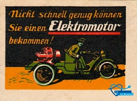 Eine Werbepostkarte, abgebildet ist ein historisches Elektrofahrzeug, die dominierenden Farben sind orange und grün