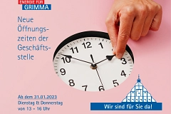 Wiedereröffnung Büro 2023 Eine Hand dreht an einer Uhr und stellt die Zeiger um. Dazu steht ein Text mit den Öffnungszeiten ab 31.Januar, nämlich immer Dienstag und Donnerstag von 13-16 uhr